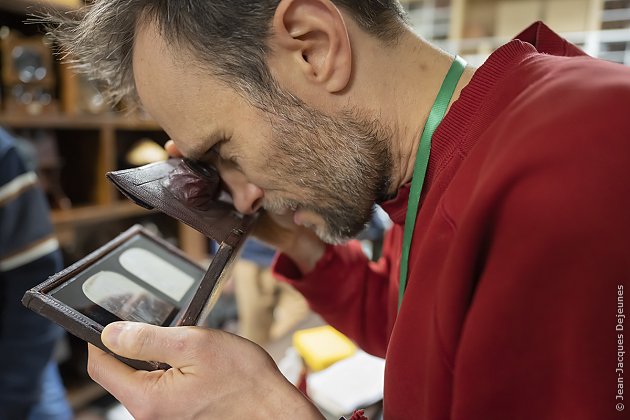 Lecture d'un daguerréotype en relief