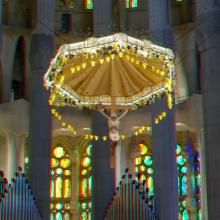 Dand le chœur, un baldaquin abrite un crucifix