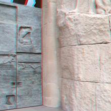 Portes de bronze ouvrant sur la façade de la Passion