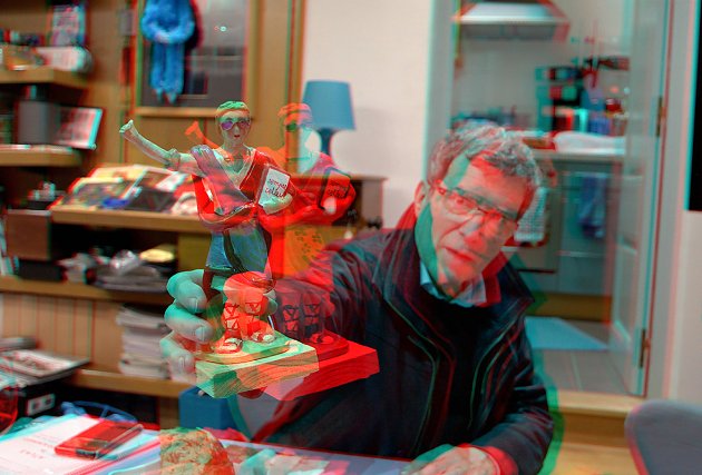 Statuette portant des lunettes anaglyphes
