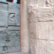 Portes de bronze ouvrant sur la façade de la Passion