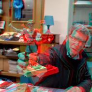 Statuette portant des lunettes anaglyphes