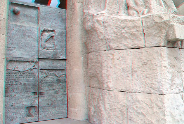 Portes de bronze ouvrant sur la façade de la Passion