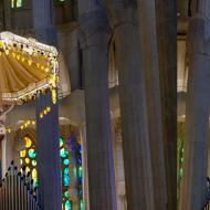 Dans le chœur, un baldaquin abrite un crucifix