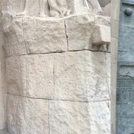 Portes de bronze ouvrant sur la façade de la Passion