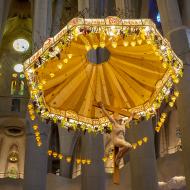 Crucifix sous le baldaquin