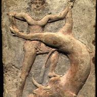 Gilgamesh tuant le Taureau Céleste, relief en terre cuite
