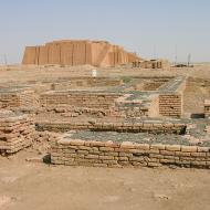 Ruines de la cité d'Ur avec la ziggourat rebâtie