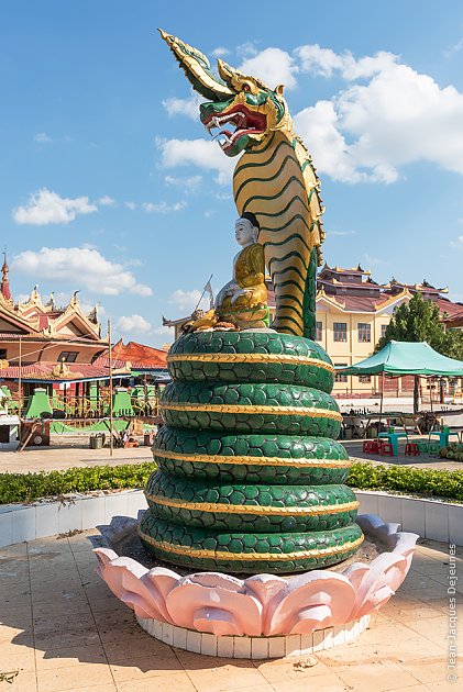 Le cobra Muchalinda à la pagode Phaung Daw Oo. Birmanie