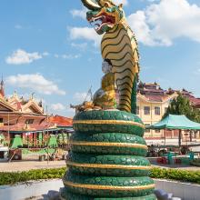 Le cobra Muchalinda à la pagode Phaung Daw Oo. Birmanie
