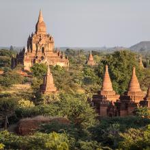Coucher de soleil sur la vieille cité de Bagan. Birmanie