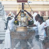 Fidèles priant sur le pilier du jour de leur naissance. Pagode Schwedagon. Yangon, Birmanie