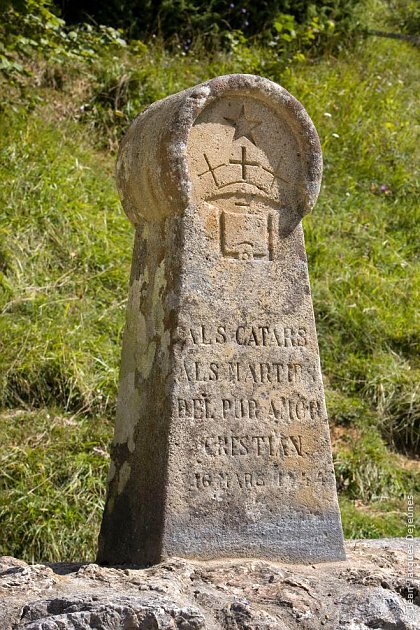 Stèle commémorant le bûcher de Montségur du 16 mars 1244