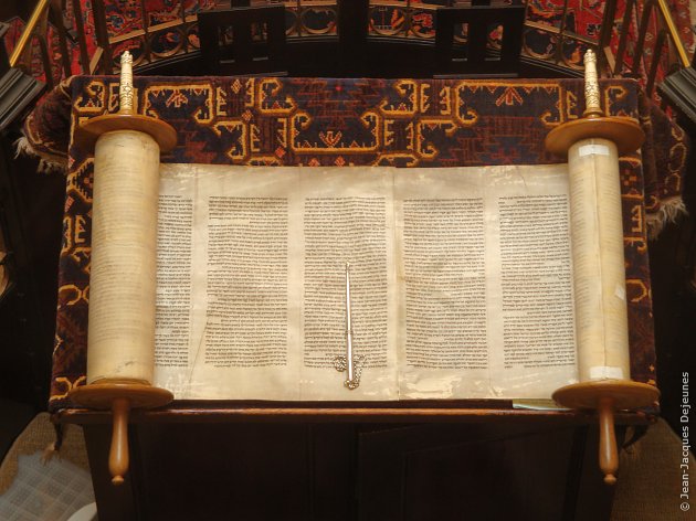 Torah ouverte avec son pointeur de lecture