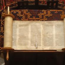 Torah ouverte avec son pointeur de lecture
