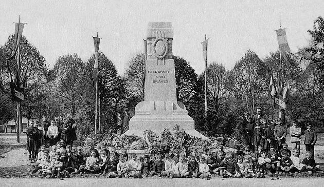 1920 - Devant le Monument aux morts