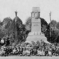 1920 - Devant le Monument aux morts