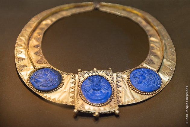 Collier en or et lapis-lazuli