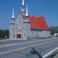 Église au toit rouge