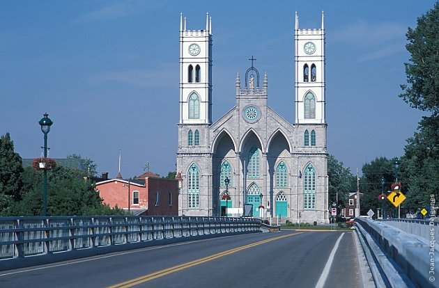 Église aux deux tours