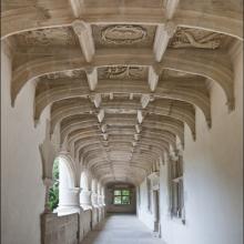 Le plafond sculpté de la galerie haute.