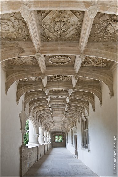 Le plafond sculpté de la galerie haute.