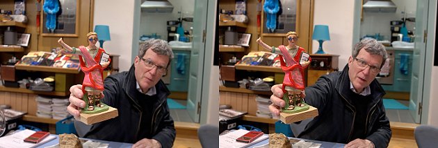 Statuette portant des lunettes anaglyphes