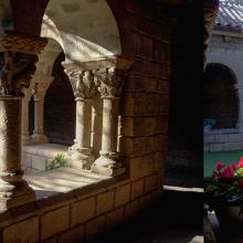Reconstitution au Poble Espanyol du cloître du monastère de Sant Pere de Rodes