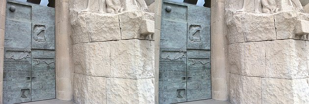 Portes de bronze ouvrant sur la façade de la Passion