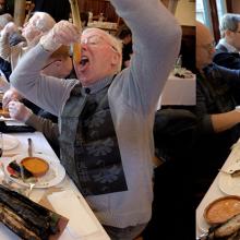 Dégustation de calçots avec de la sauce romesco