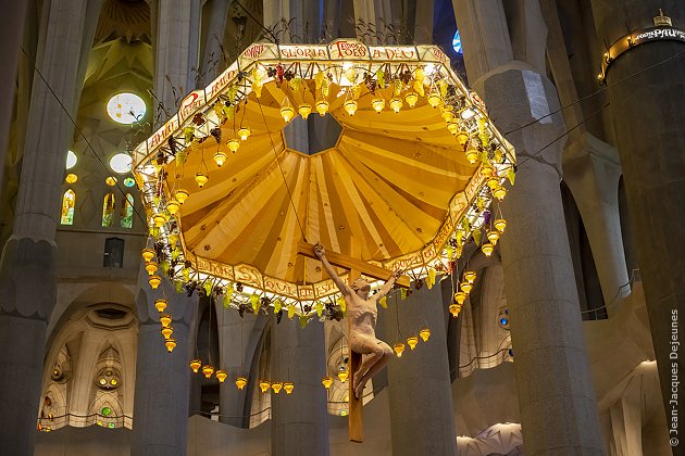 Crucifix sous le baldaquin