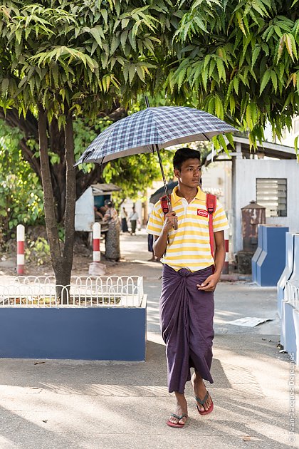 Promeneur à l'ombrelle