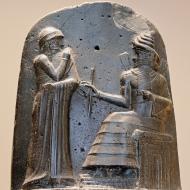 Hammurabi (debout) et Shamash. Musée du Louvre