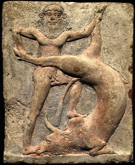 Gilgamesh tuant le Taureau Céleste, relief en terre cuite