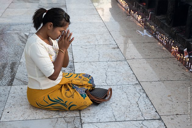 Méditation au Rocher d'Or. Bago, Birmanie