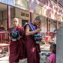 Partage du repas. Monastère Mahāgandāyon. Amarapura, Birmanie