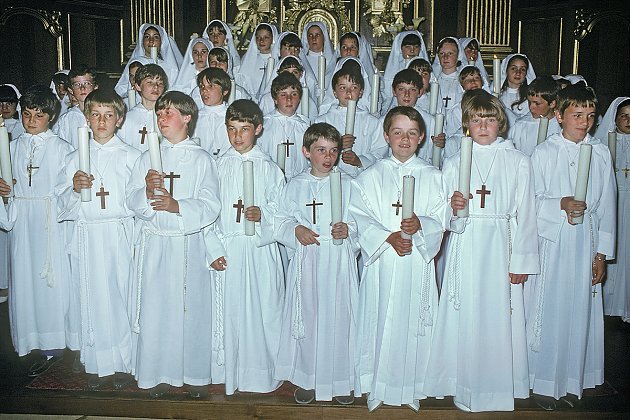 1984 - Communiants dans le chœur de l'église