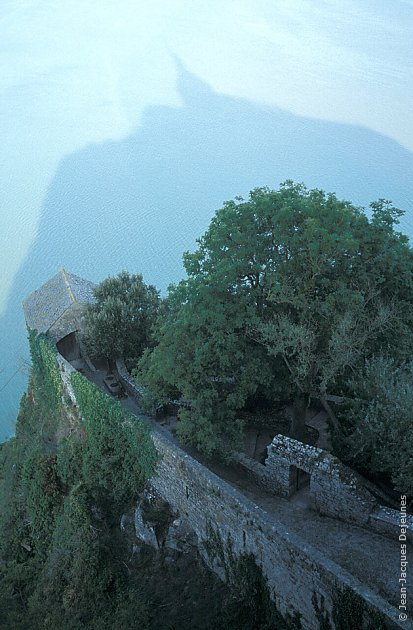 Ombre du Mont sur la Tour Gabriel