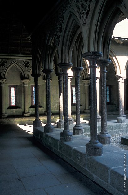 Colonnettes en quinconce du Cloître