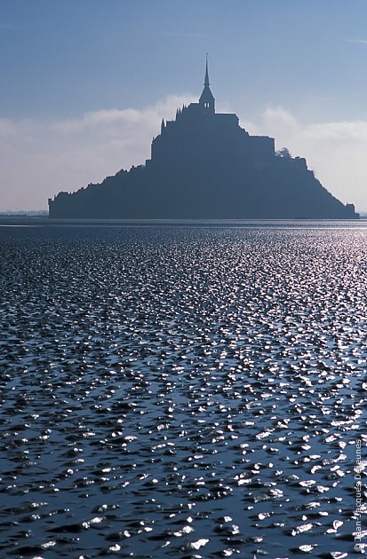 Le Mont émergeant des sables