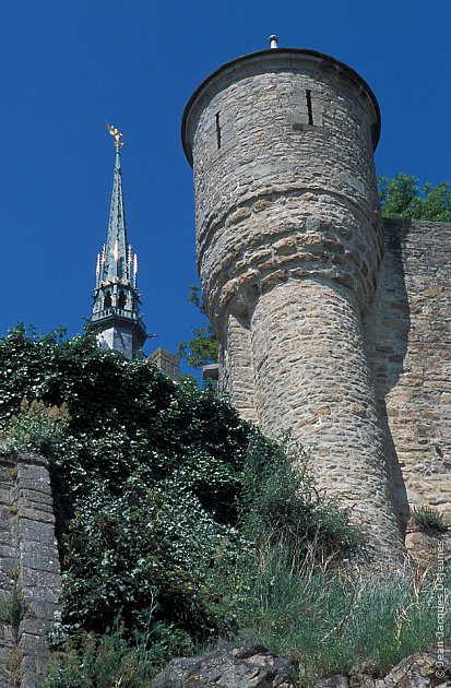 Au pied du Chemin de ronde