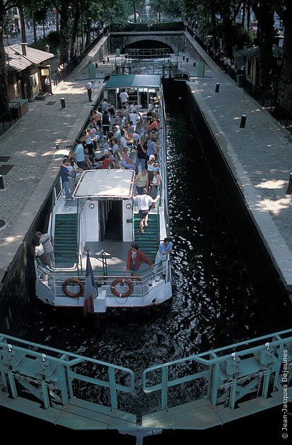 Péniche à quai