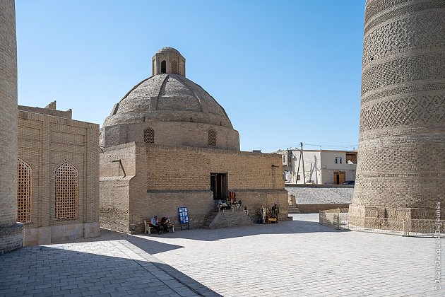 Au pied du minaret Kalon