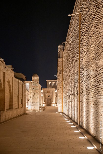 Ruelle éclairée