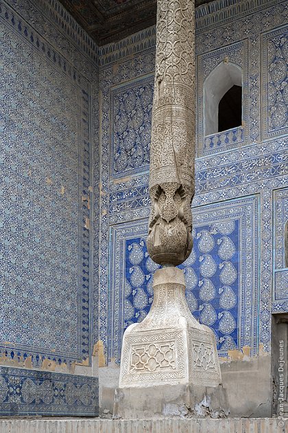 Iwan à une colonne