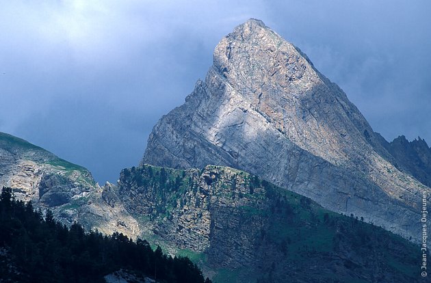 Rai de lumière sur les Pyrénées