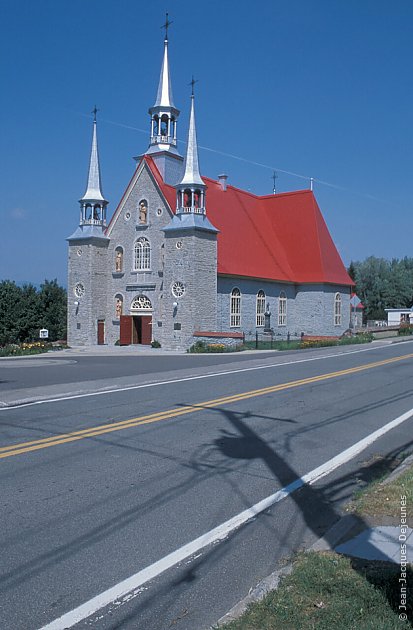 Église au toit rouge